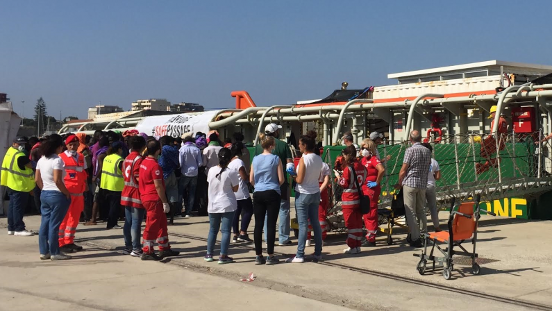 Arrivati a Reggio Calabria oltre 500 migranti, c’è anche un ferito da arma da fuoco