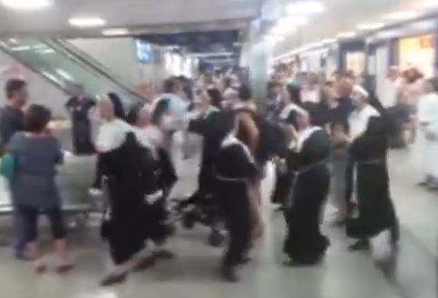 VIDEO – Il balletto delle suore in aeroporto Il flash mob tra i turisti esterrefatti a Lamezia