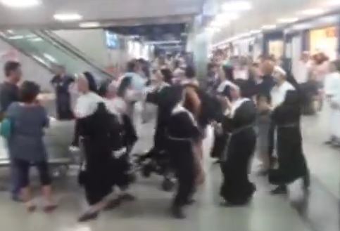 VIDEO - Il balletto delle suore in aeroportoIl flash mob tra i turisti esterrefatti a Lamezia