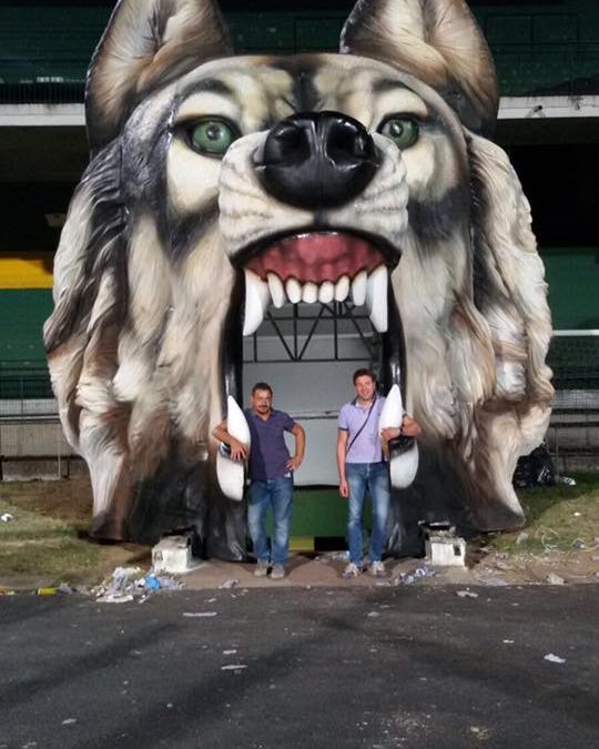 Avellino, un lupo ad accogliere i giocatori in campo