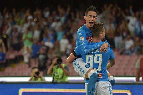 Il Napoli vola con Milik e Callejon, Milan ko