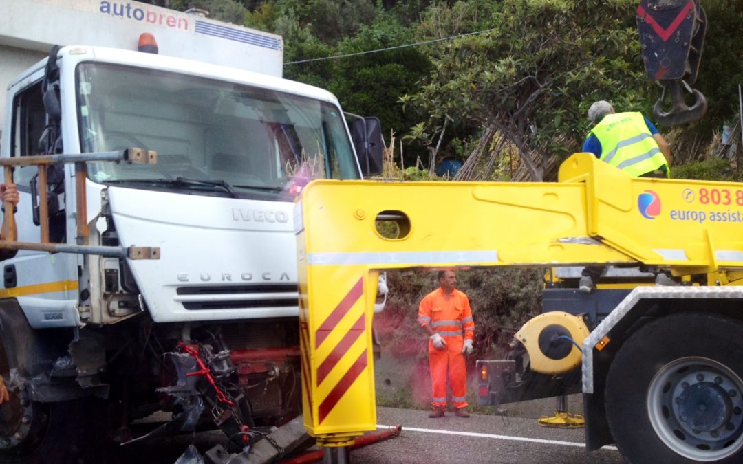 Camion della spazzatura si ribalta sulla 107 Silana-Crotonese Disagi alla circolazione in entrambe le direzioni di marcia