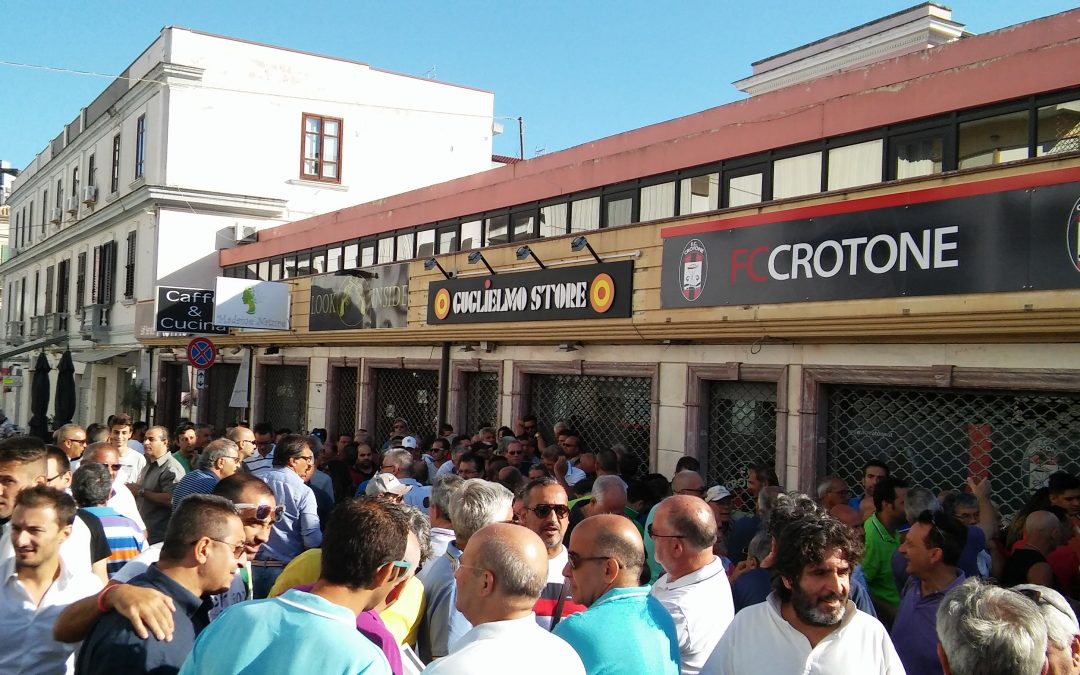 Calcio, cresce la febbre per il Crotone in Serie A  All’apertura degli abbonamenti è già fila fin dall’alba