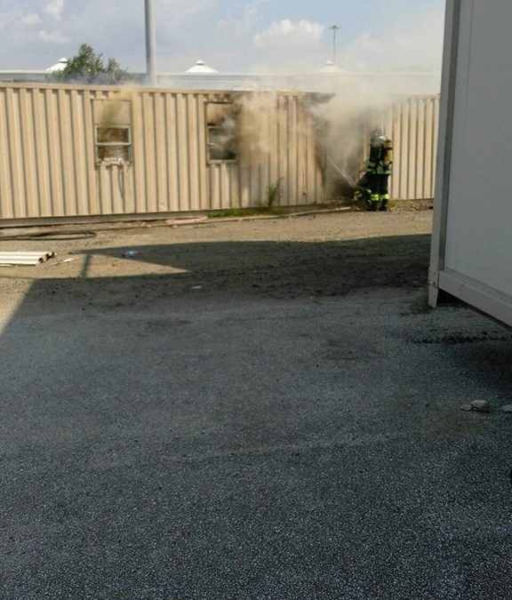 FOTO – Incendio al container della Protezione civile con materiale da destinato ai terremotati