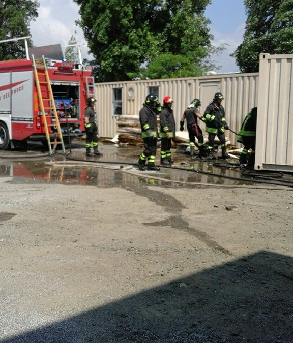 In fiamme container della Protezione Civile con materiale da destinare ai terremotati