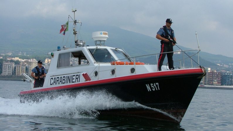 Tra i bagnanti nel Vibonese con un acquascootersenza patente e assicurazione, sequestro e multa