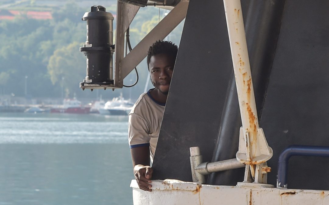 FOTO – Nuovo sbarco di migranti a Vibo Marina  Giunte oltre 400 persone tra cui molti minori