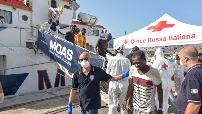 Migranti, oltre 400 persone sbarcano a Vibo Marina  Tra loro ci sono anche 130 minori non accompagnati