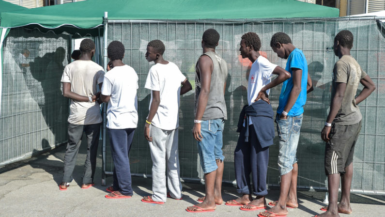 Sbarco migranti VIbo MArina 01-08-2016 (20).jpg