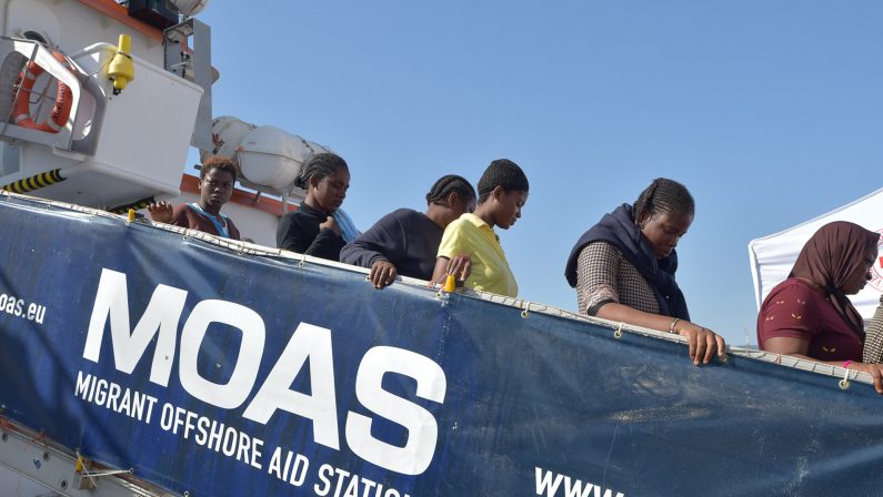 Decine di cadaveri di migranti in arrivo al porto di ReggioA bordo di una nave di Medici senza frontiere