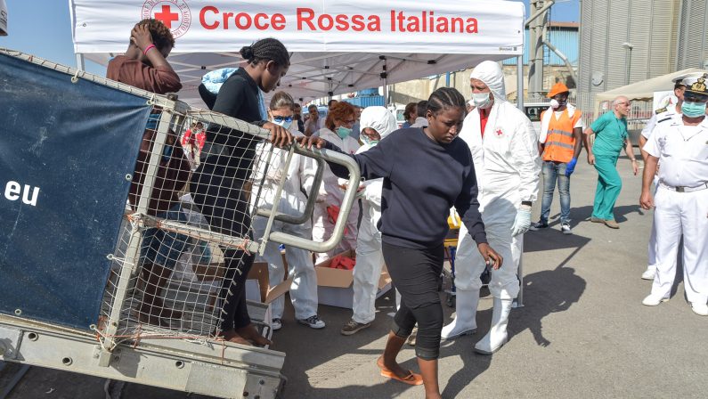 Quattrocento migranti arrivati al porto di Reggio Calabria, ci sono anche 9 salme recuperate in mare