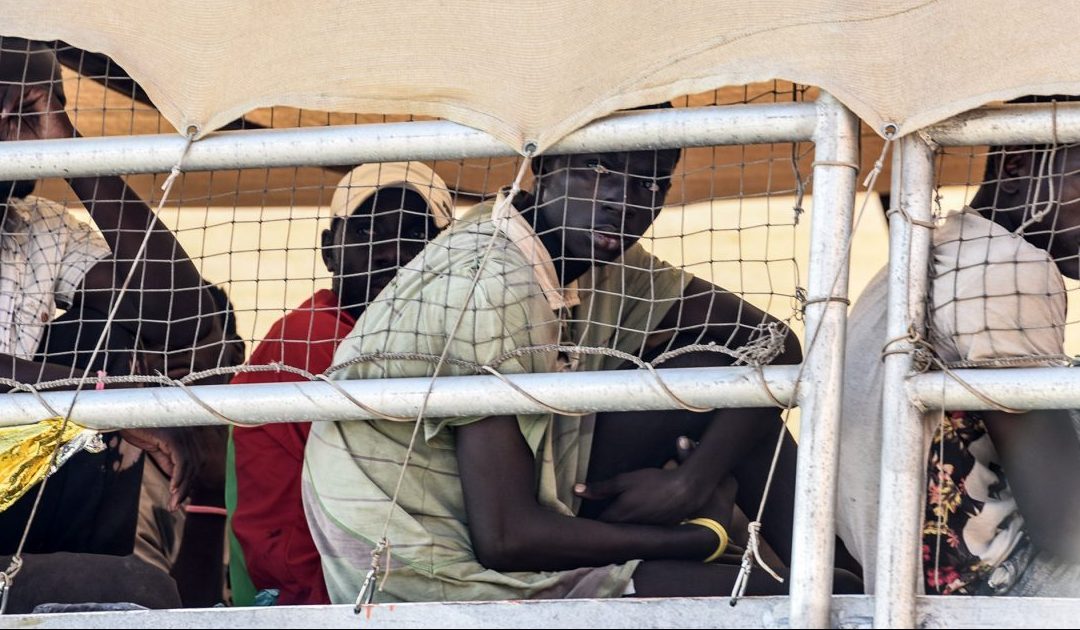 Migranti incatenati davanti alla sede della Regione: chiedono la tutela del caporalato