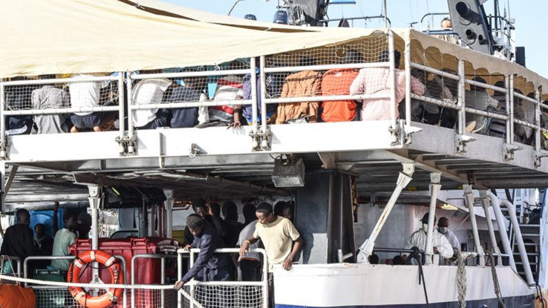 Arrivata al porto di Reggio Calabria una nave con circa 180 migranti partiti dal Bangladesh