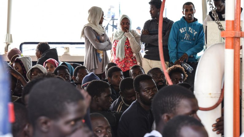 Autobus con a bordo migranti partiti da Vibo Valentia coinvolto in un incidente in Emilia: dieci feriti