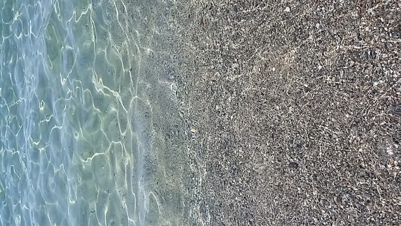 FOTO - L'estate è arrivata ecco le immagini dei lettoridegli angoli più sporchi del mare calabrese