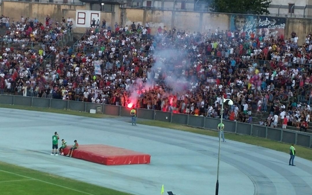 VIDEO – Il giorno di Crotone-Atletico Madrid  La protesta dei tifosi e lo striscione contro le istituzioni