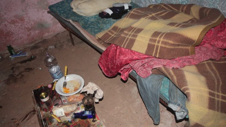 Lavoratori alloggiati in stalle e porcili, segnalate dalla Guardia di Finanza 49 persone