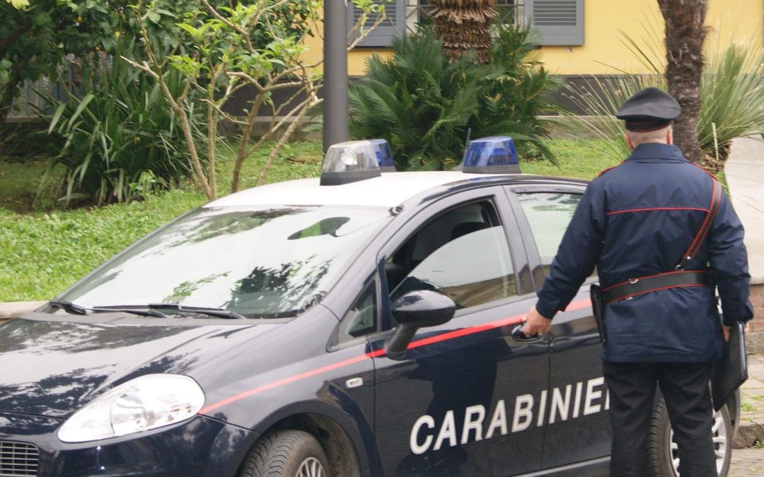 Armi nascoste scoperte nel terreno di un pensionato a Napoli