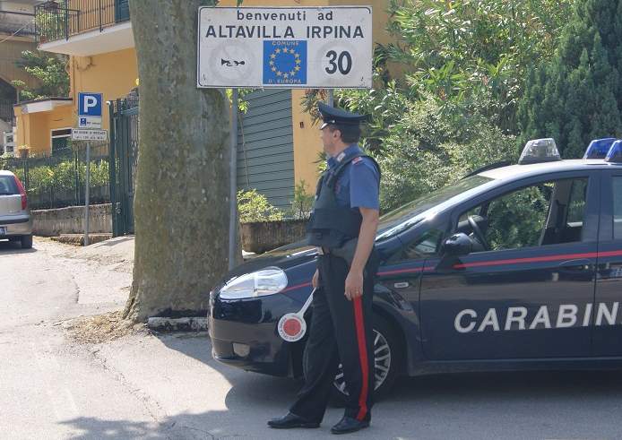 Momenti di panico in Irpinia: 40enne Blocca il traffico e aggredisce i Carabinieri che lo invitavano a spostare l’auto durante i festeggiamenti