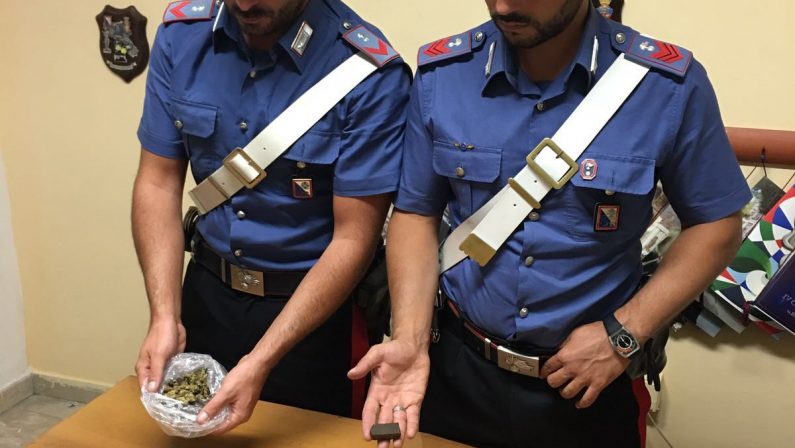 Droga nel garage e nel giardino, insospettabilearrestato durante una perquisizione nel Crotonese