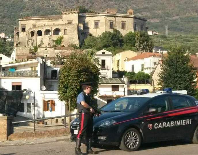Venditore ambulante in giro per l'Irpinia con coltello e droga: preso dai Carabinieri