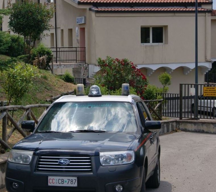 Simula rapina per nascondere al marito soldi persi al gioco, donna irpina scoperta e denunciata dai Carabinieri