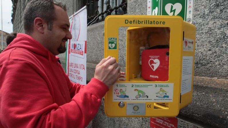 Ruba defibrillatore installato in paese nel Cosentinoe prova a rivenderlo: arrestato un pensionato