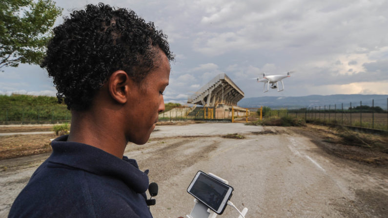 Sbarca in Italia come profugo ora è pilota di dronealla Malgrado Tutto di Lamezia: la storia di Abdullah