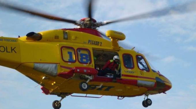 Si ribalta con il trattore mentre lavora in campagnaGrave vibonese, trasportato in ospedale a Catanzaro