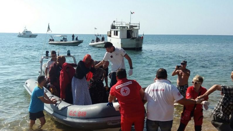 Sbarco di immigrati tra i bagnanti nel CrotoneseSono 147 persone, arrestati i tre scafisti