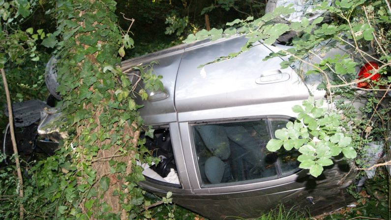 Gravissimo incidente stradale nel CosentinoUn giovane sfonda un muro e finisce in una scarpata