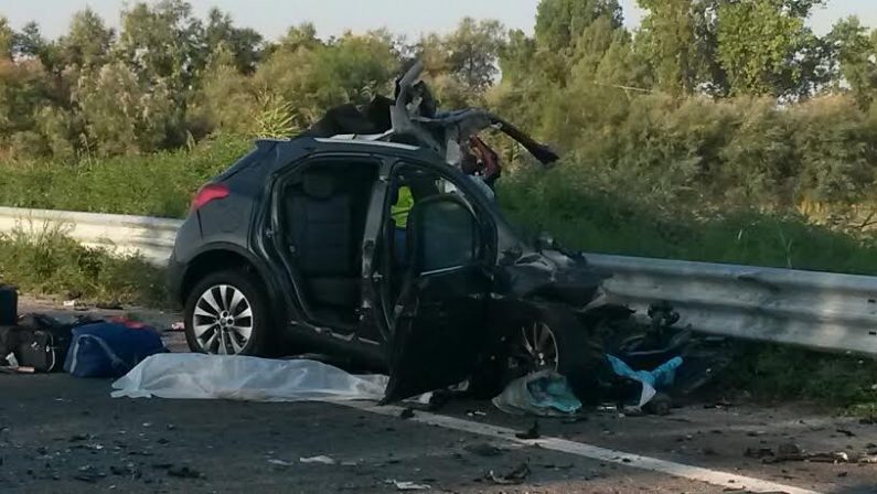 FOTO - Il tragico incidente di stamattina a Villapiana, nel Cosentino, sulla statale 106 jonica