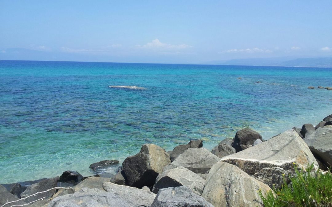 Tutelare il mare calabrese, iniziativa a Catanzaro  prosa e poesie per i messaggi nelle bottiglie