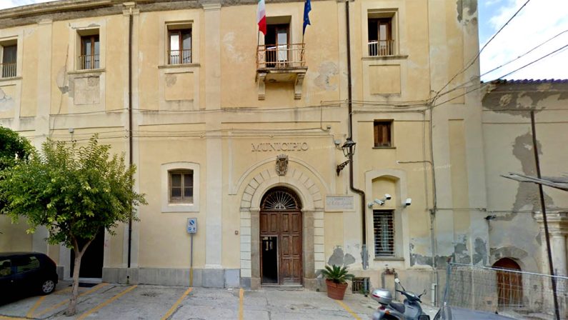 Elezioni a Tropea, aggressione al candidato sindacoAvversario lo minaccia con un'ascia: indagini
