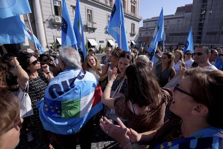 Riforma scuola, a Napoli la protesta scende in strada: i docenti chiedono trasparanza, tensioni con la Polizia