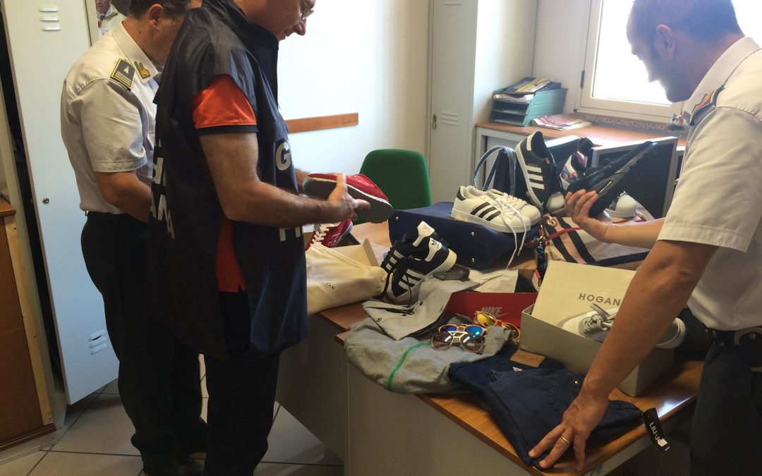 FOTO – Abbigliamento e scarpe contraffatte  Maxi sequestro di prodotti nel Cosentino