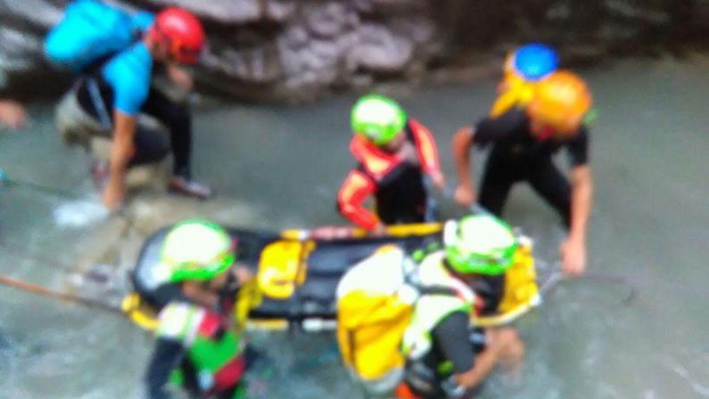 Ventidue soccorritori impegnati per recuperare un turista americano nelle gole del Raganello