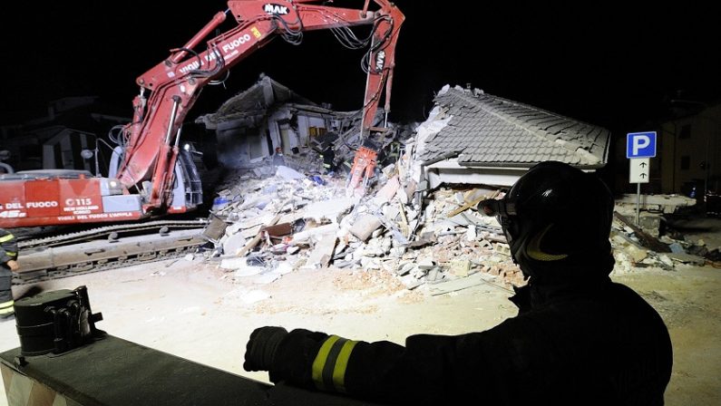 Vigili del fuoco calabresi tra le macerie del terremotoTanta solidarietà: il Cosenza dona incasso del derby