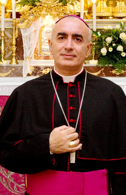 Il vescovo Staglianò canta Mengoni e Noemi L’omelia innovativa del presule calabrese