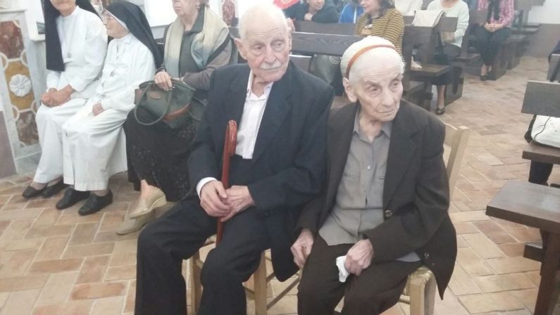 Cosenza, marito e moglie compiono 100 anni insieme: «Il segreto? Mangiare fichi»