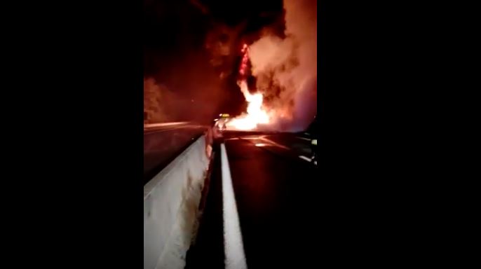 VIDEO- Autoarticolato trasportava olii per motori, fiamme sulla A16