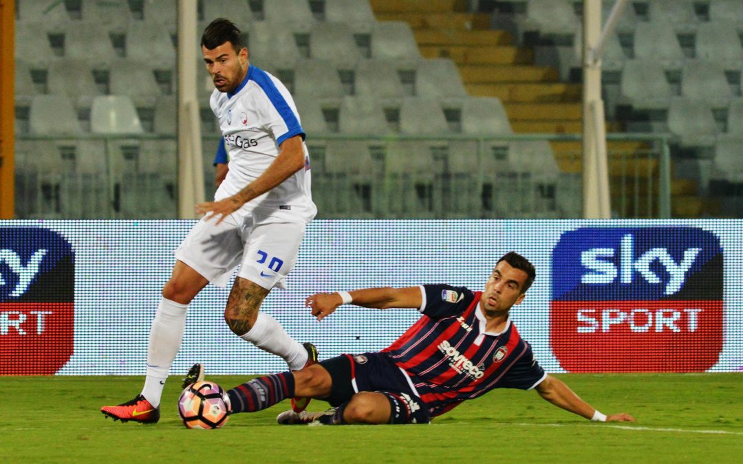 Dussenne prova a contrastare Petagna