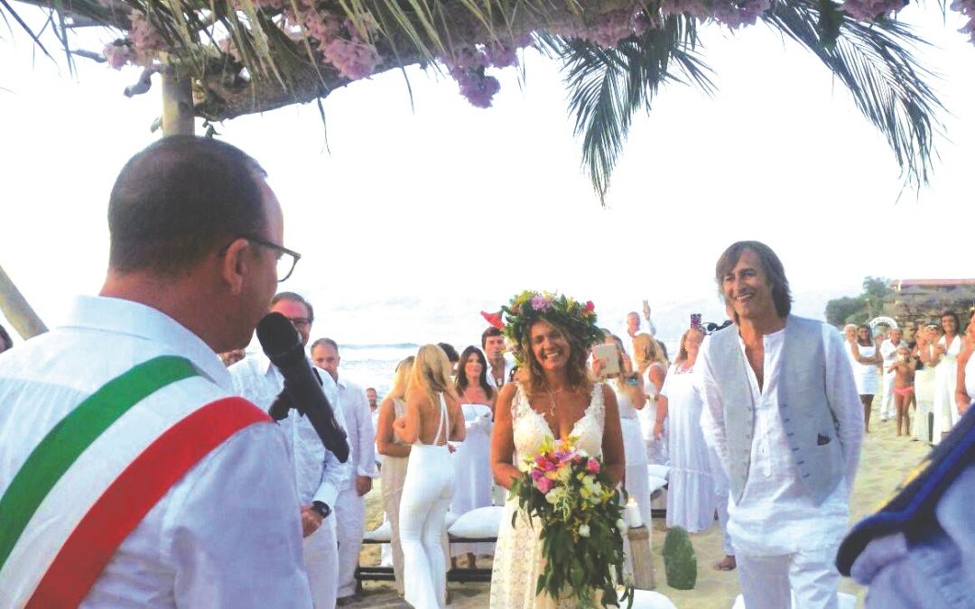 Gigi D'Alessio mentre celebra le nozze