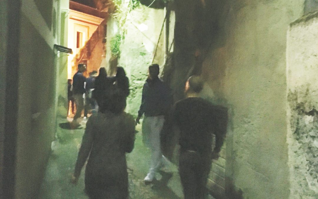 Gente attraversa i vicoli di Vietri di Potenza