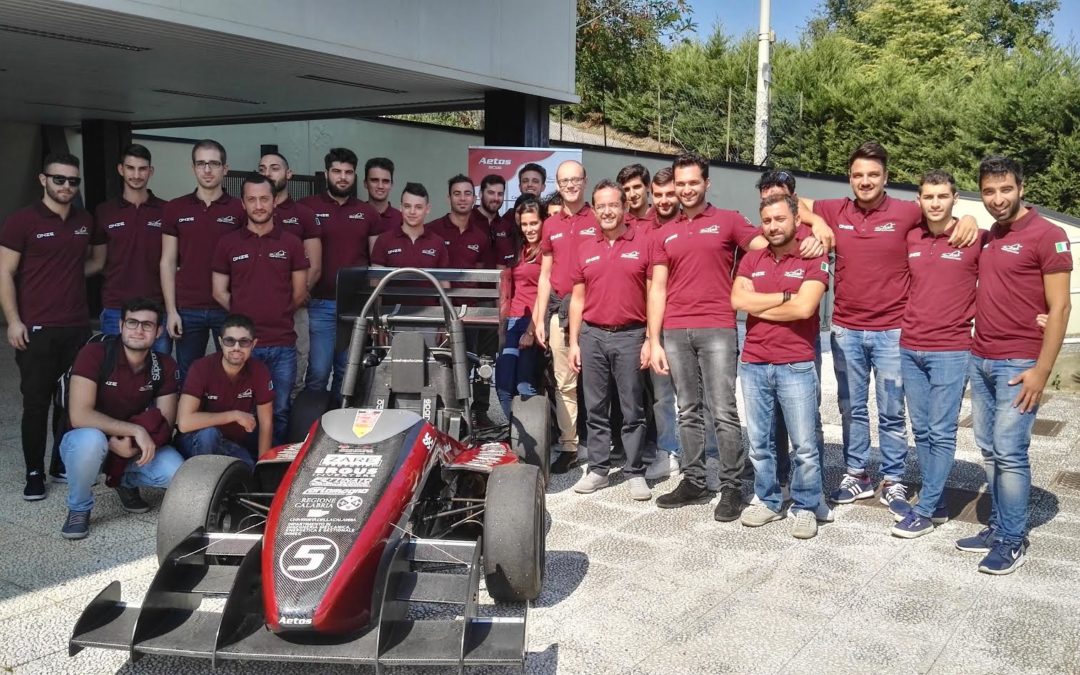 Il team dell'Unical con la vettura Aetos
