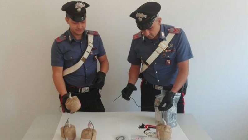 FOTO - In auto a Lamezia con cinque bombeArrestati due giovani, indagini sulla criminalità