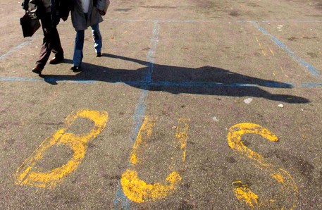 Napoli, passeggero picchiato e frantumati i vetri del bus