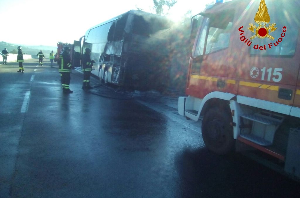 Va a fuoco autobus con 45 passeggerri: terrore in Irpinia sulla A16