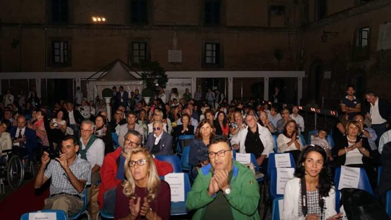 “Premio Ambasciatore del Sorriso”: boom di presenze e artisti al Maschio Angioino di Napoli