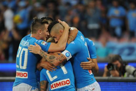 Il Napoli risponde alla Juve e batte il Chievo, finisce 2-0